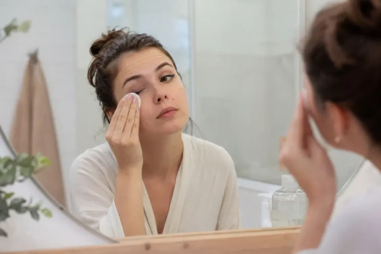 Jak zmyć eyeliner bez rozmazywania? Sprawdź, co działa