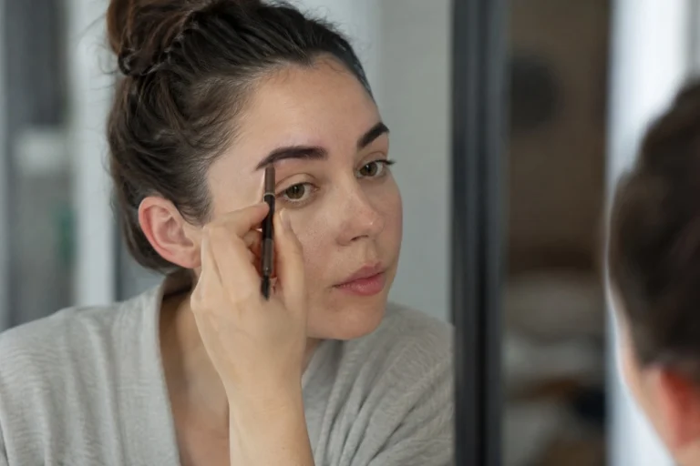 Jak malować brwi naturalnie? Instrukcja krok po kroku